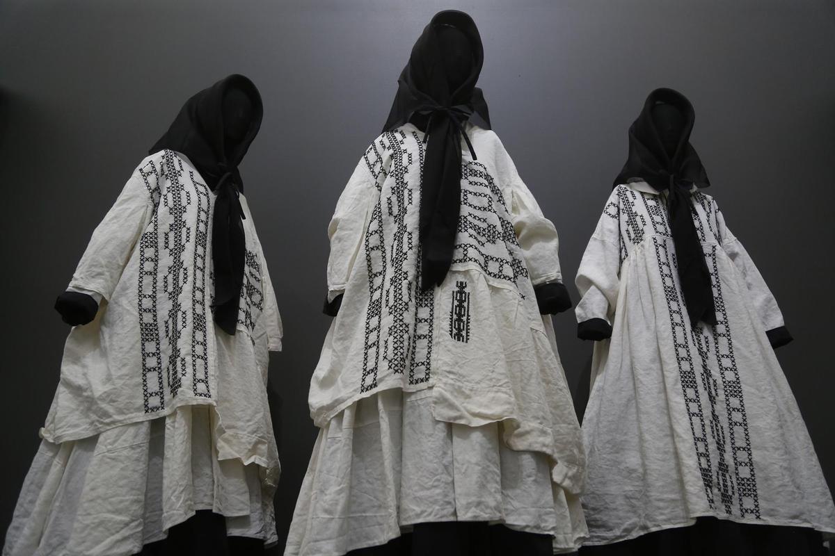 Vista de la exposición Mujer de Negro, traída desde Galicia, España, el 13 de mayo de 2022 en el Museo de Arte de Zapopan, estado de Jalisco (México). EFE/Francisco Guasco