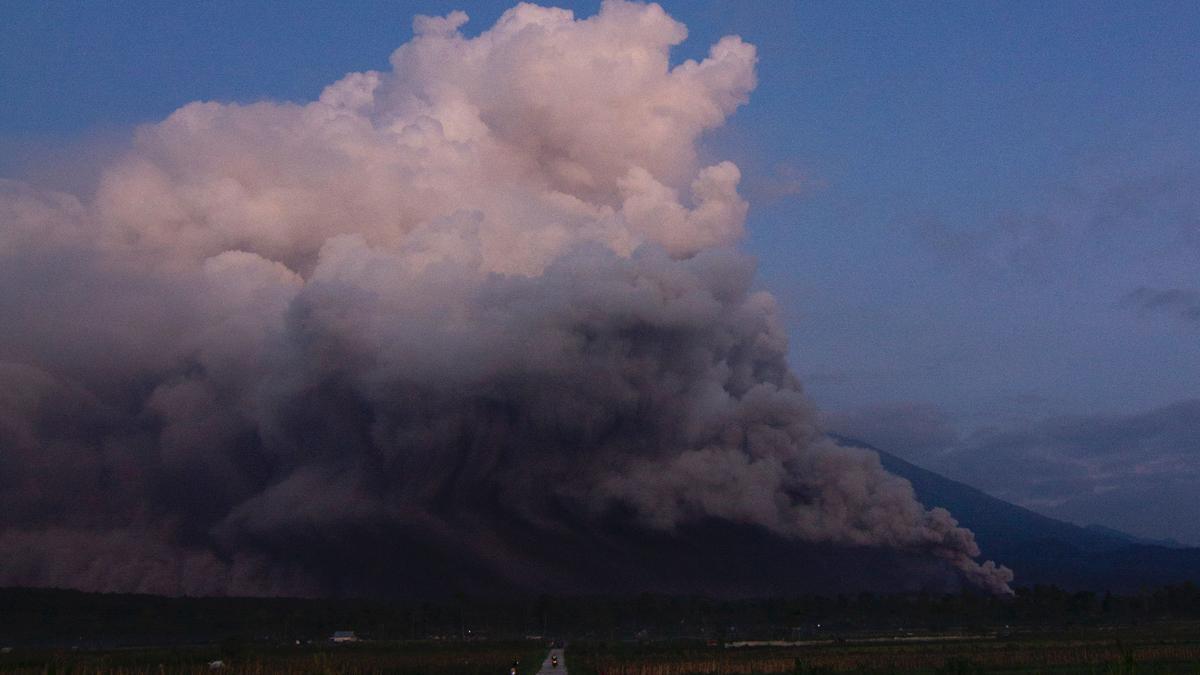 El volcán Semeru, en Indonesia, expulsa una columna de 1,5 kilómetros de gases y ceniza.