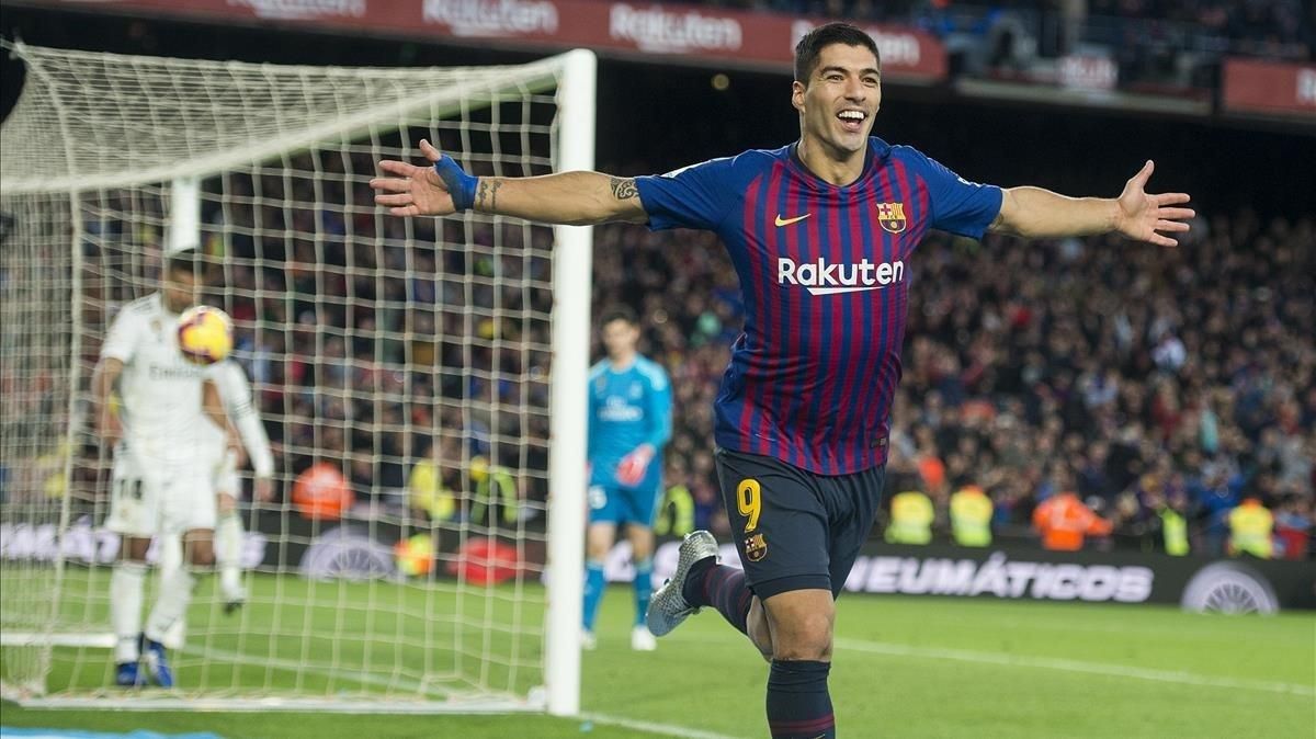 Luis Suárez celebra su tercer gol al Madrid. Luis Suárez celebra su tercer gol al Madrid.