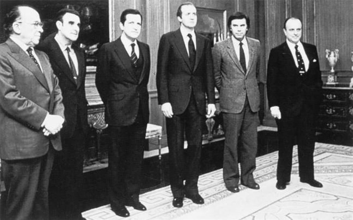 Carrillo, primero por la izquierda, junto a los líderes de los otros partidos --Rodríguez Sahagún (UCD), el presidente Suárez, González (PSOE) y Fraga (AP)-- en compañía del Rey durante la transición. Carrillo, primero por la izquierda, junto a los líderes de los otros partidos --Rodríguez Sahagún (UCD), el presidente Suárez, González (PSOE) y Fraga (AP)-- en compañía del Rey durante la transición.