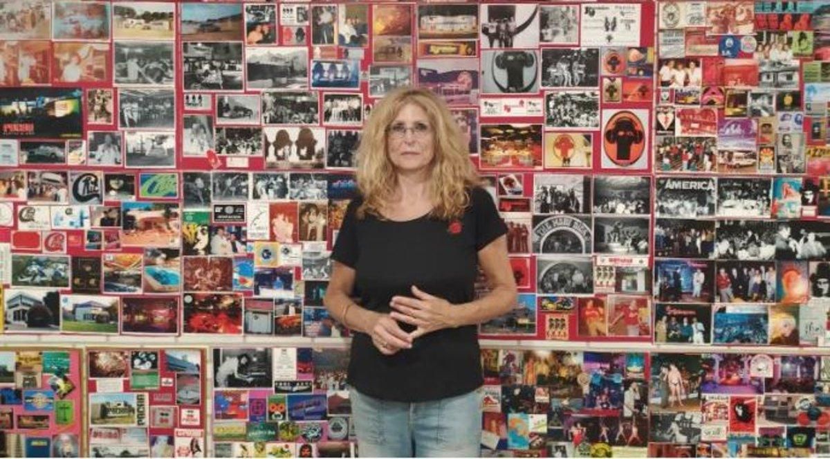 Lidia Gómez posa junto a un mural de la exposición. Lidia Gómez posa junto a un mural de la exposición.