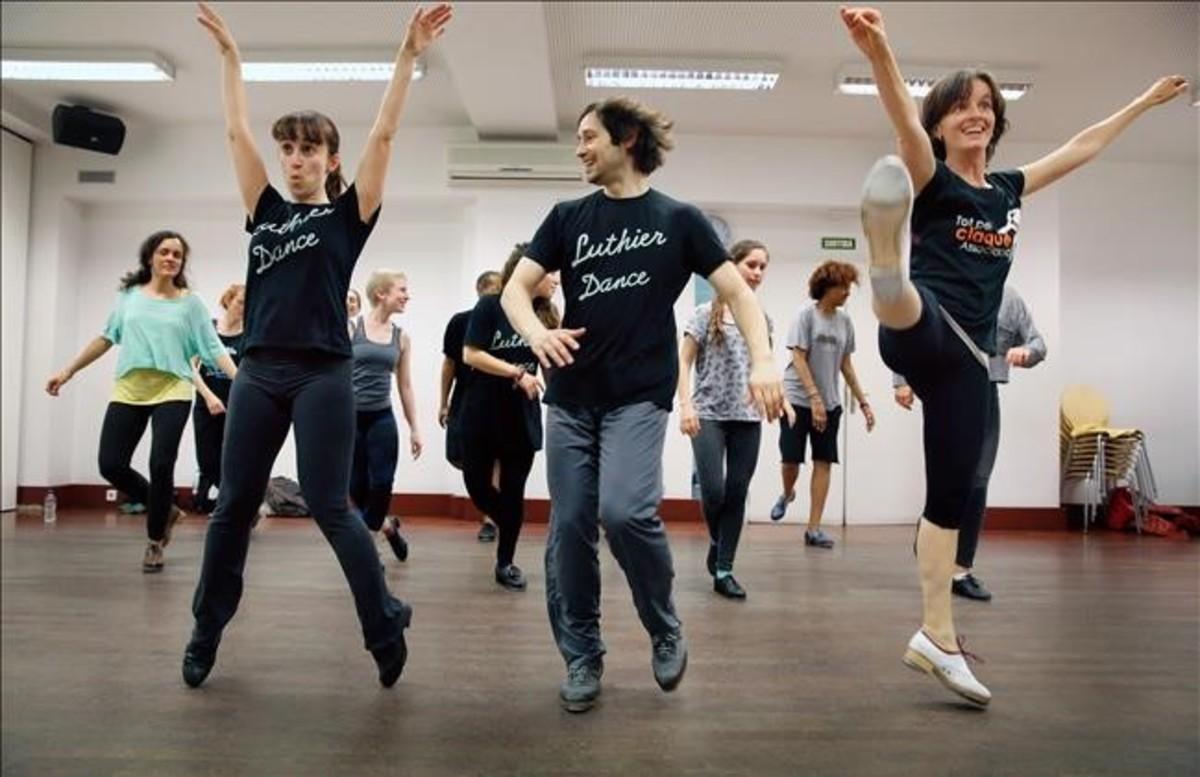 Los bailarines/profesores Roser Font, Guillem Alonso y Laia Molins, junto a un grupo de alumnos en la escuela Luthier Dansa.  