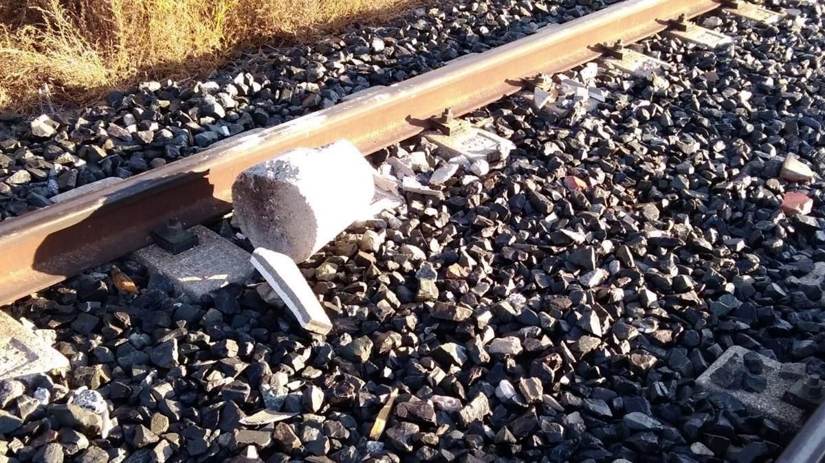 Bloque de cemento que este sábado ha causado daños en un tren y ha cortado la R12 durante horas Bloque de cemento que este sábado ha causado daños en un tren y ha cortado la R12 durante horas
