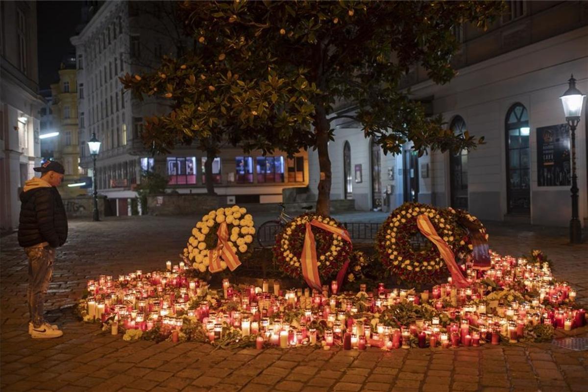 Ofrenda en el lugar del atentado terrorista en Viena.