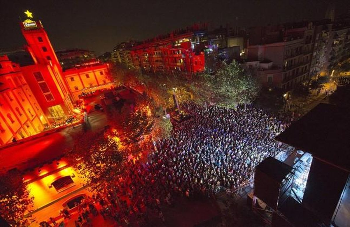 Vista zenital de l’escenari i el públic, durant el concert de la Mercè de l’any passat, a l’Antiga Fàbrica Estrella Damm. Vista zenital de l’escenari i el públic, durant el concert de la Mercè de l’any passat, a l’Antiga Fàbrica Estrella Damm.