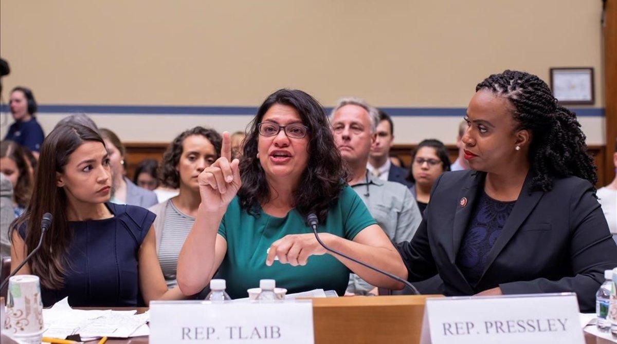 Alexandria Ocasio-Cortez (izquierda) y Ayanna Pressley (derecha) consuelan a Rashida Tlaib durante una audiencia del Comité de Supervisión y Reforma de la Cámara de Representantes sobre la decisión de Trump de separar a los menores inmigrantes de sus familias en la frontera. Alexandria Ocasio-Cortez (izquierda) y Ayanna Pressley (derecha) consuelan a Rashida Tlaib durante una audiencia del Comité de Supervisión y Reforma de la Cámara de Representantes sobre la decisión de Trump de separar a los menores inmigrantes de sus familias en la frontera.