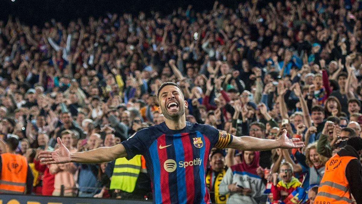 Jordi Alba festeja su gol a Osasuna en el Camp Nou.