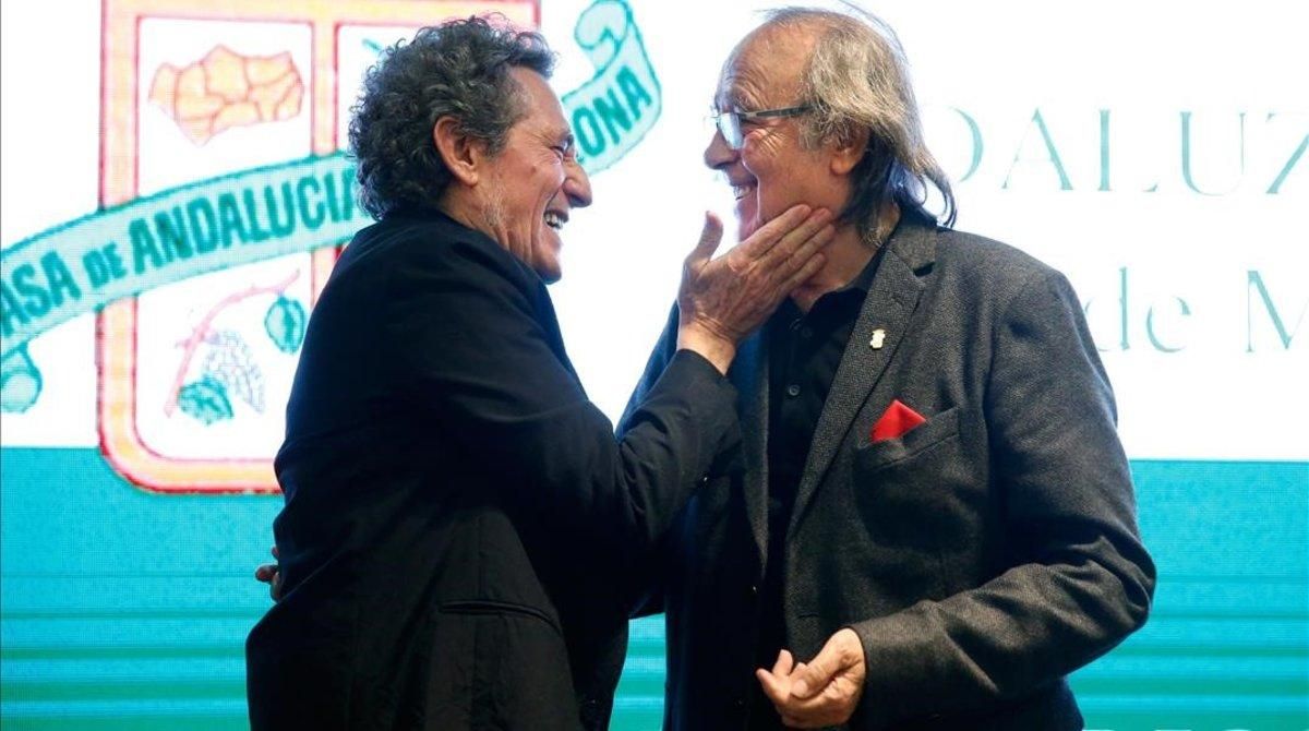 Miguel Ríos y Joan Manuel Serrat intercambian carantoñas durante la gala del Andaluz del Año, este viernes por la noche en Barcelona. Miguel Ríos y Joan Manuel Serrat intercambian carantoñas durante la gala del Andaluz del Año, este viernes por la noche en Barcelona.