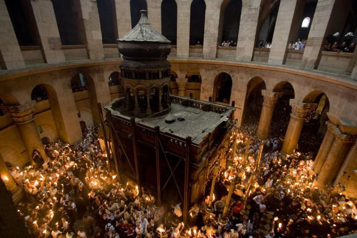 Peregrinos cristianos portan velas en la Iglesia del Santo Sepulcro, en Jerusalén. Peregrinos cristianos portan velas en la Iglesia del Santo Sepulcro, en Jerusalén.