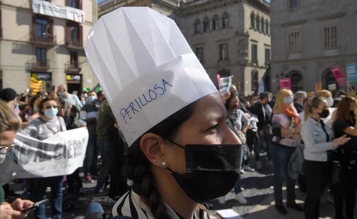 Manifestantes contra la orden de la Generalitat que cierra bares y restaurantes durante 15 días en Catalunya. Manifestantes contra la orden de la Generalitat que cierra bares y restaurantes durante 15 días en Catalunya.