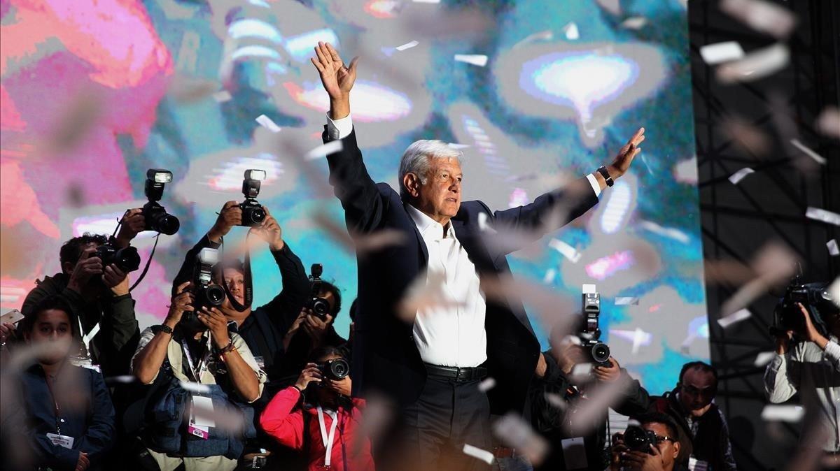 López Obrador celebra su victoria en las elecciones presidenciales de México.