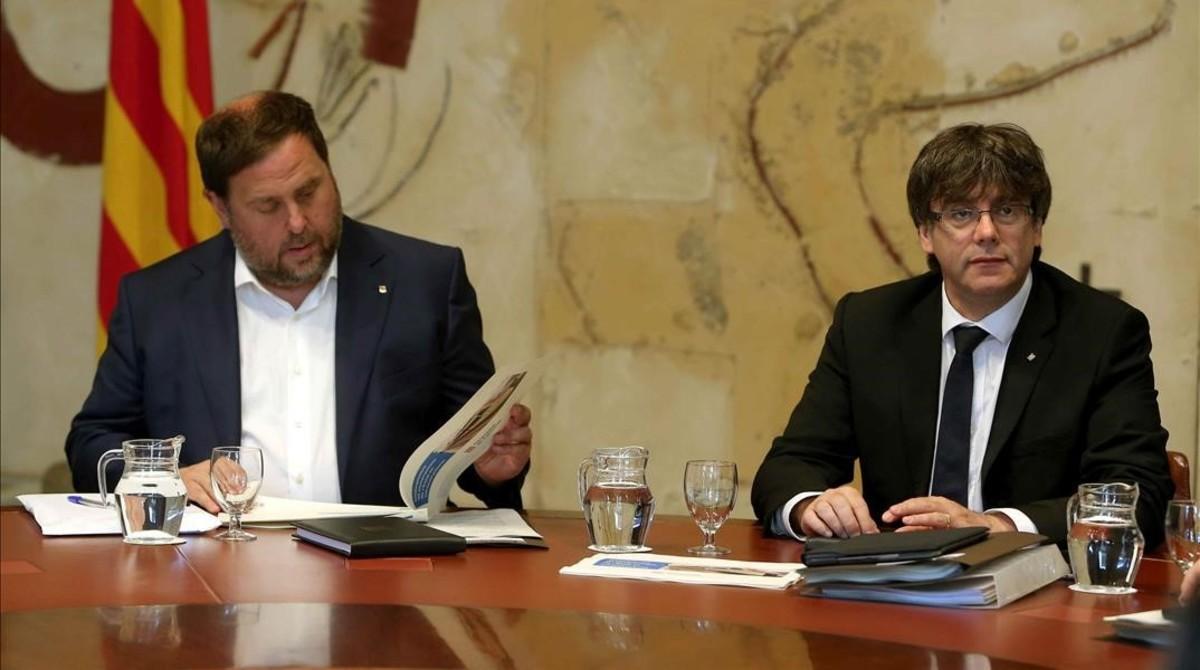 El ’president’ Carles Puigdemont y el vicepresidente Oriol Junqueras, en una reunión del Consell Executiu.