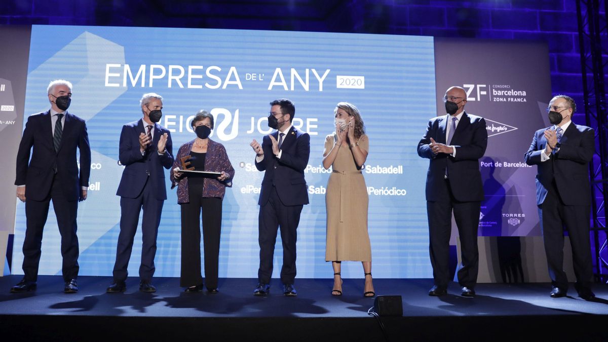 Acto de entrega del Premio Empresa del Año 2020 a Laboratorios Reig Jofre, que recoge la presidenta de la empresa Isabel Reig (tercera por la izquierda) en presencia del ’president’ Pere Aragonès (a su lado), la ministra de Transportes Raquel Sánchez, el presidente de Prensa Ibérica Javier Moll (primero por la derecha) y Josep Oliu (a su lado). Acto de entrega del Premio Empresa del Año 2020 a Laboratorios Reig Jofre, que recoge la presidenta de la empresa Isabel Reig (tercera por la izquierda) en presencia del ’president’ Pere Aragonès (a su lado), la ministra de Transportes Raquel Sánchez, el presidente de Prensa Ibérica Javier Moll (primero por la derecha) y Josep Oliu (a su lado).
