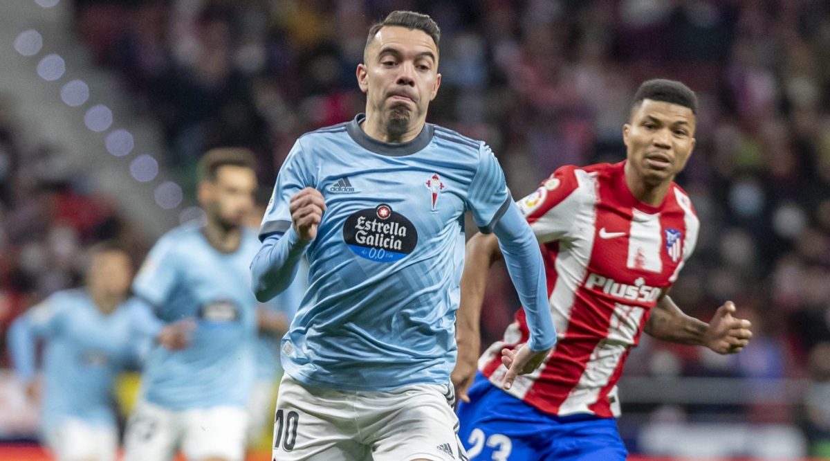 Iago Aspas pugna con Reinildo en el partido ante el Celta en el Metropolitano. Iago Aspas pugna con Reinildo en el partido ante el Celta en el Metropolitano.