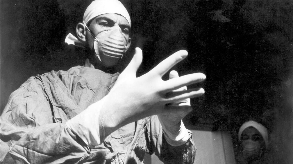 El cirujano sudafricano Christiaan Barnard, en uno de sus primeros trasplantes de corazón. La primera operación de este tipo se realizó en España 17 años después.