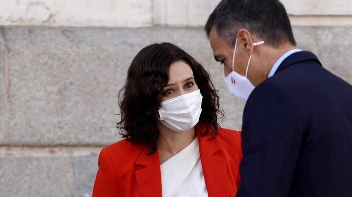 La presidenta de Madrid, Isabel Díaz Ayuso, conversa con el presidente el Gobierno, Pedro Sánchez. La presidenta de Madrid, Isabel Díaz Ayuso, conversa con el presidente el Gobierno, Pedro Sánchez.