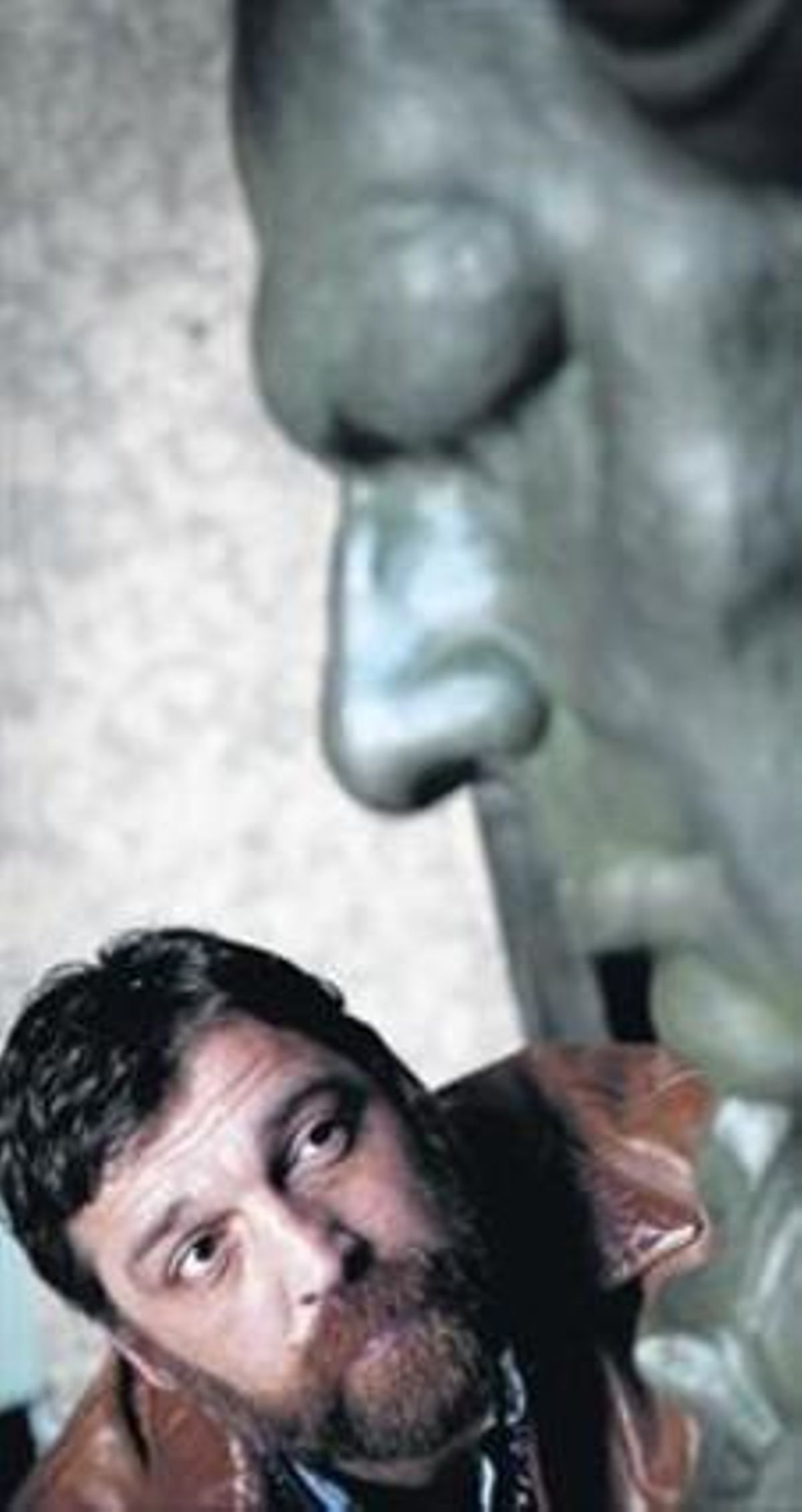 Hovik Keuchkerian, el martes, junto al Goya gigante que preside la sede madrileña de Academia de Cine. Hovik Keuchkerian, el martes, junto al Goya gigante que preside la sede madrileña de Academia de Cine.