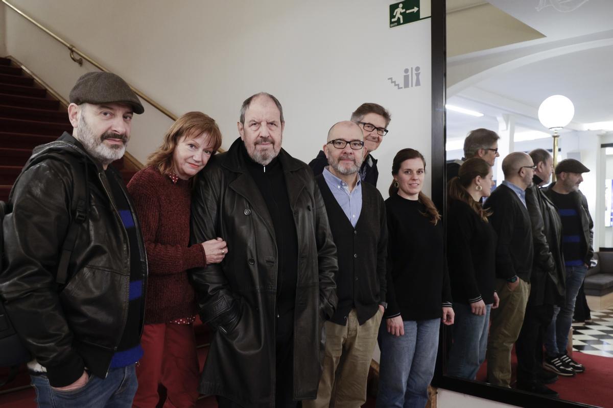 De izquierda a derecha, Josep Julien, Rosa Renom, Josep Maria Pou, Josep Maria Mestres, Pep Pla y Mireia Illamola, casi todo el equipo de ’El pare’, en el Teatre Romea.