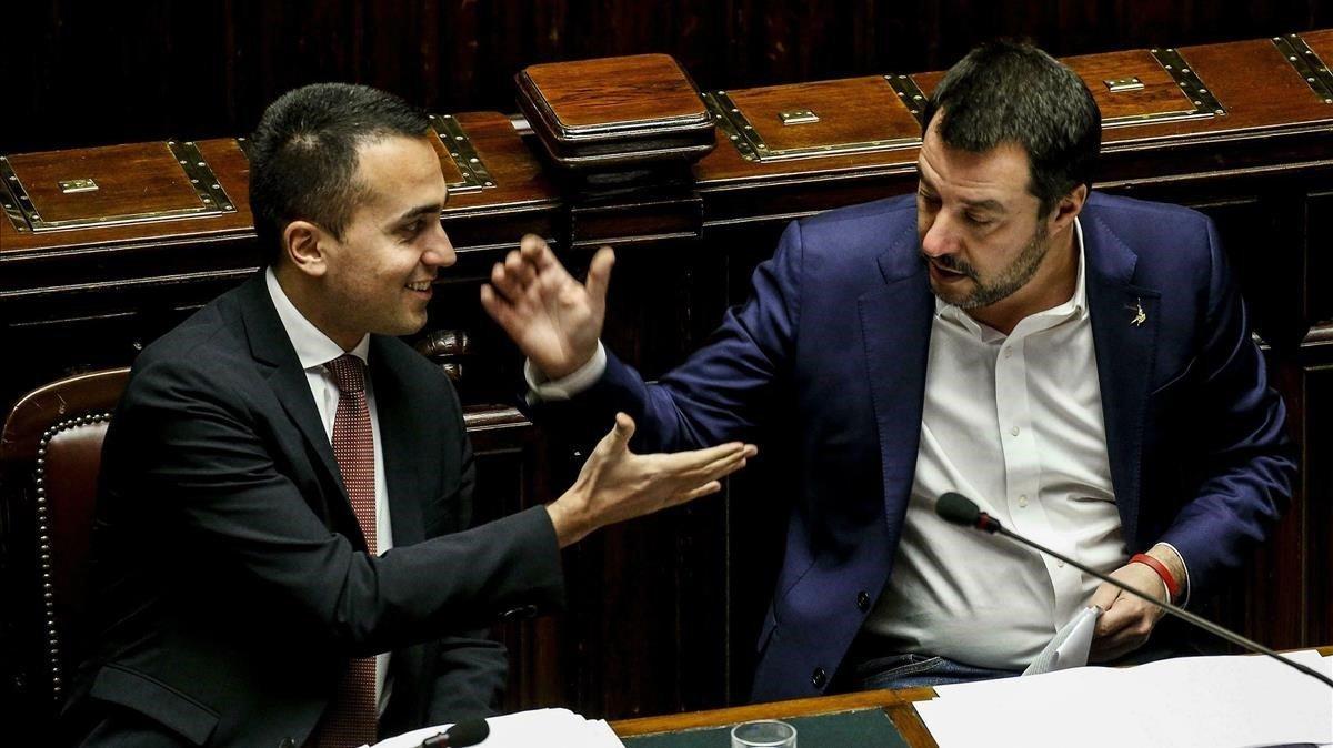 Salvini (derecha) y Di Maio se saludan el pasado 13 de febrero en una sesión del Parlamento en Roma. Salvini (derecha) y Di Maio se saludan el pasado 13 de febrero en una sesión del Parlamento en Roma.