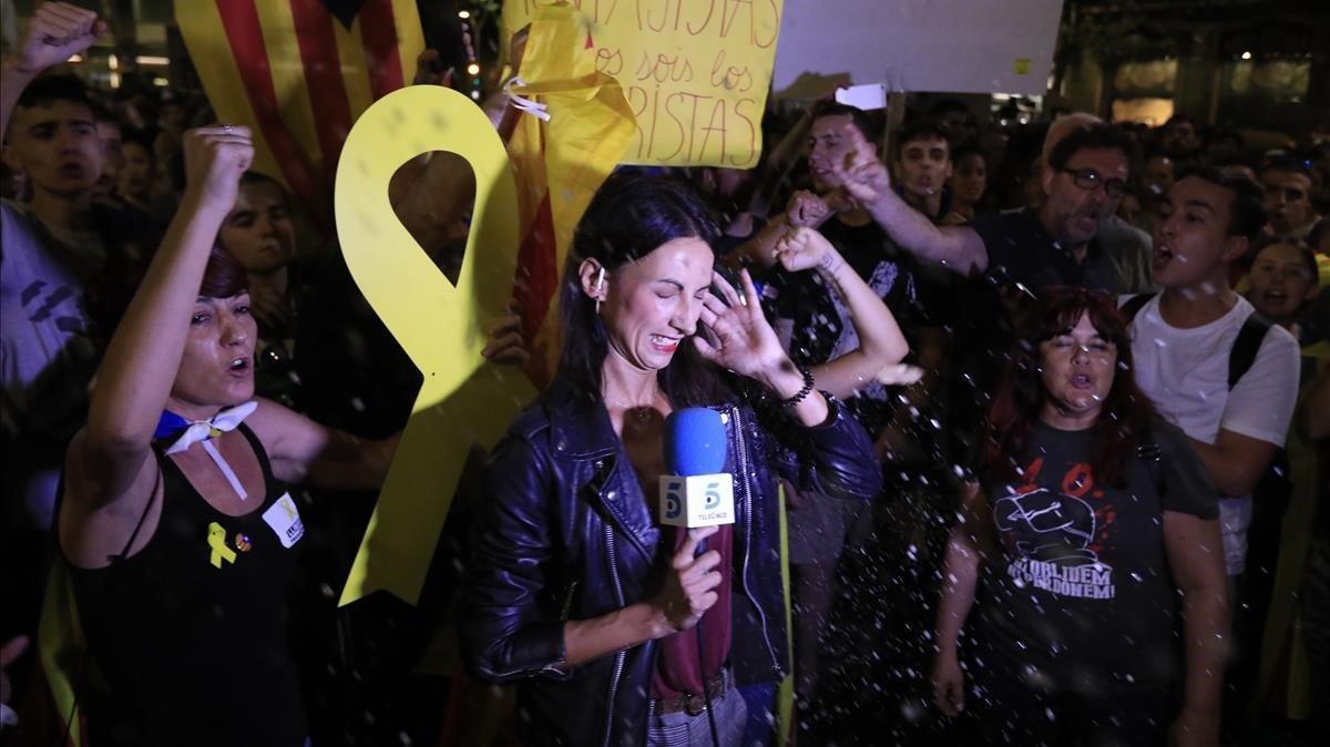 Una periodista de Telecinco es increpada durante la manifestación del 1-O en Barcelona