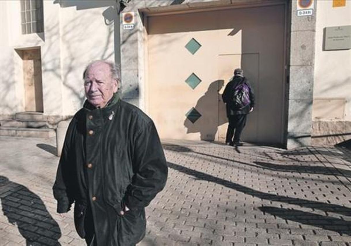 Núñez padre e hijo llaman a la puerta del centro penitenciario abierto en el barrio de la Trinitat de Barcelona. Núñez padre e hijo llaman a la puerta del centro penitenciario abierto en el barrio de la Trinitat de Barcelona.