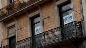 Cartel de ’se alquila’ en un piso del passeig de Borbó de Barcelona