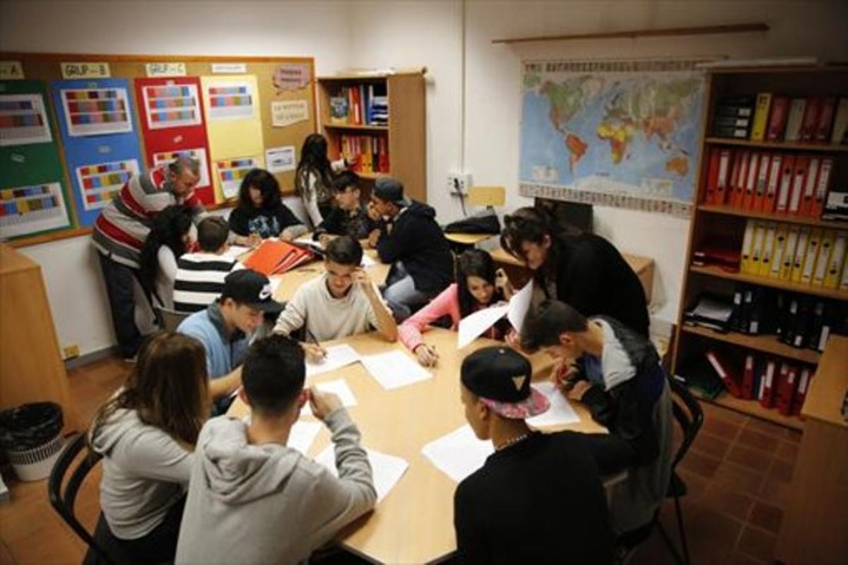 Jóvenes alumnos de la Fundació El Llindar de Cornellà de Llobregat, ayer. Jóvenes alumnos de la Fundació El Llindar de Cornellà de Llobregat, ayer.