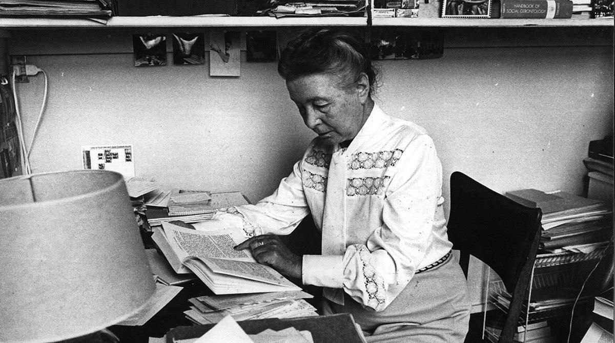 Simone de Beauvoir, en su despacho en París en 1977. Simone de Beauvoir, en su despacho en París en 1977.