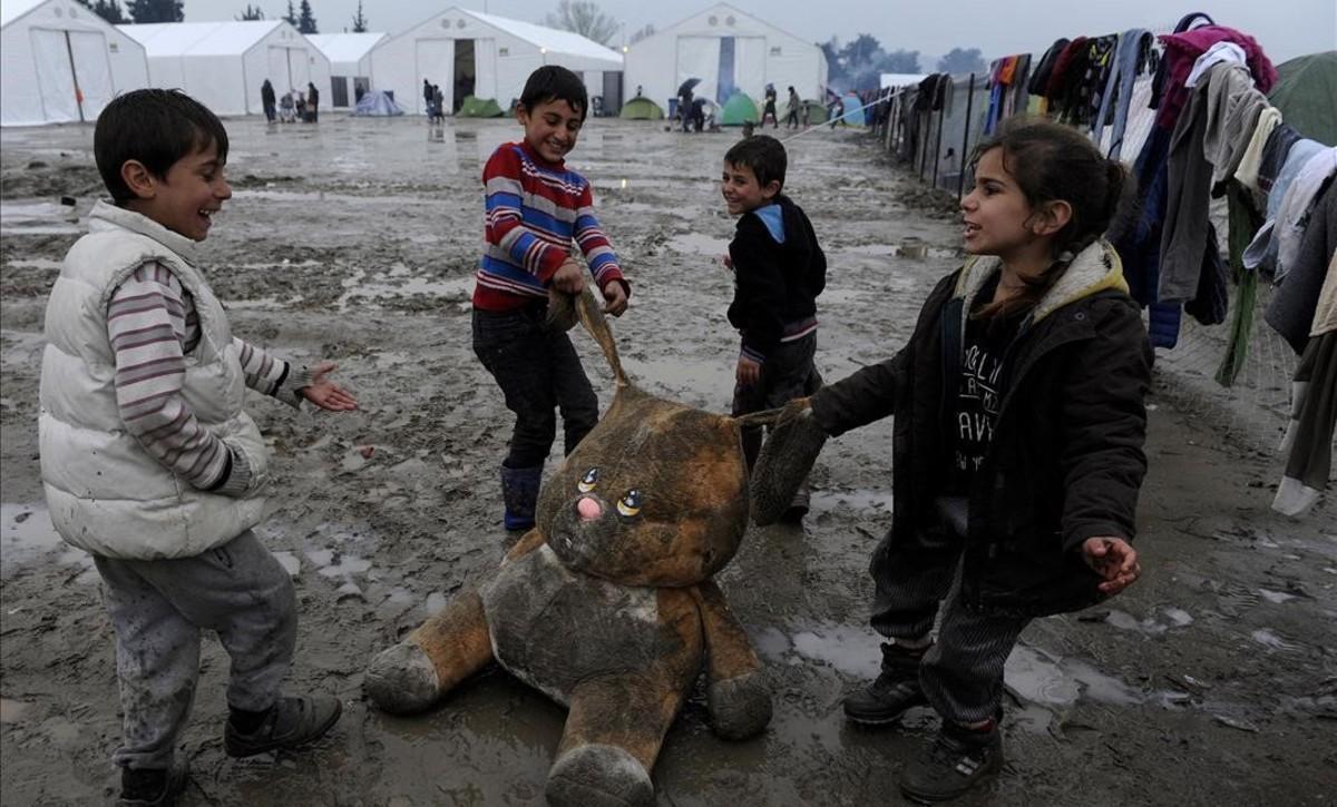Unos niños juegan en un campo para refugiados en Grecia.