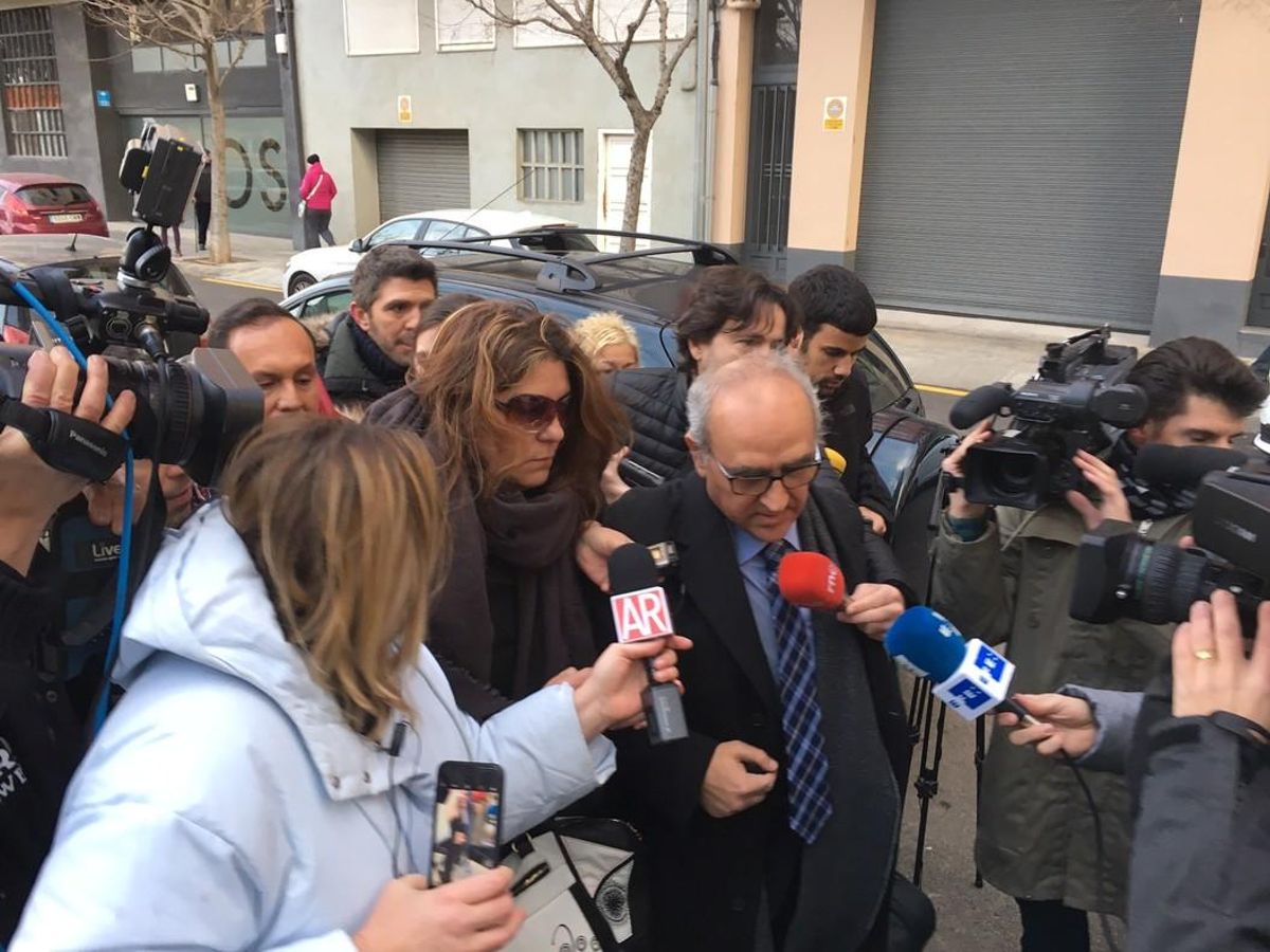 La madre de Nadia, Margarida Garau, este viernes llegando a los juzgados de la Seu d’Urgell en compañía de su abogado. La madre de Nadia, Margarida Garau, este viernes llegando a los juzgados de la Seu d’Urgell en compañía de su abogado.