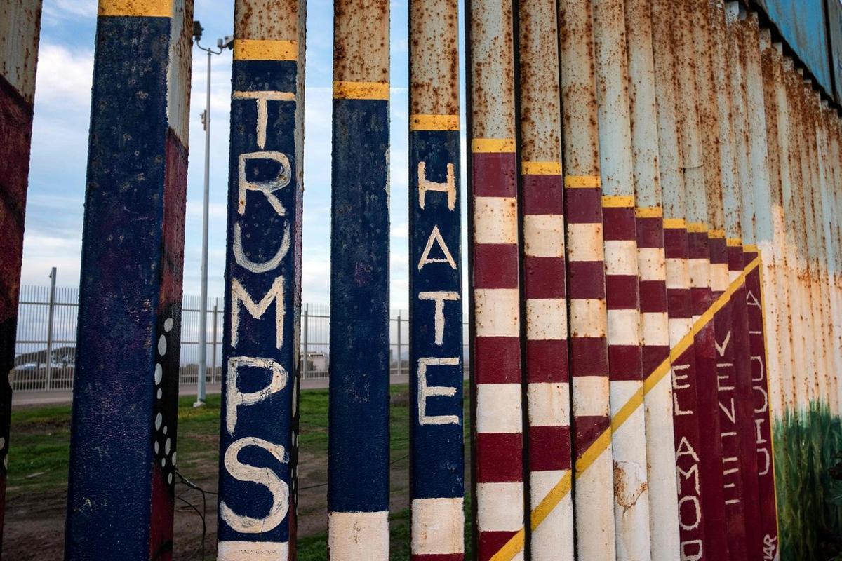 Un trozo de muro que separa México de EEUU visto desde Tijuana.