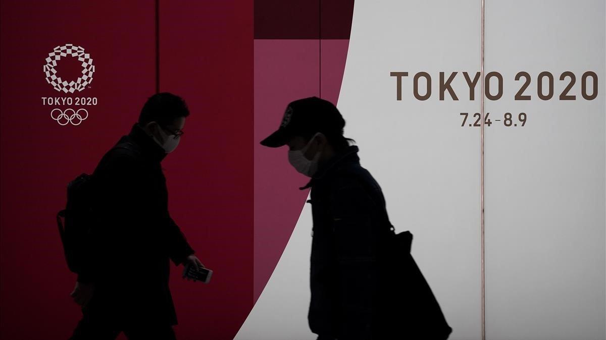 Dos personas pasean por Tokio.