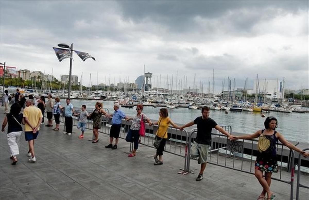 Cadena humana de vecinos y simpatizantes del barrio de la Barceloneta contra la reforma del Port Vell.