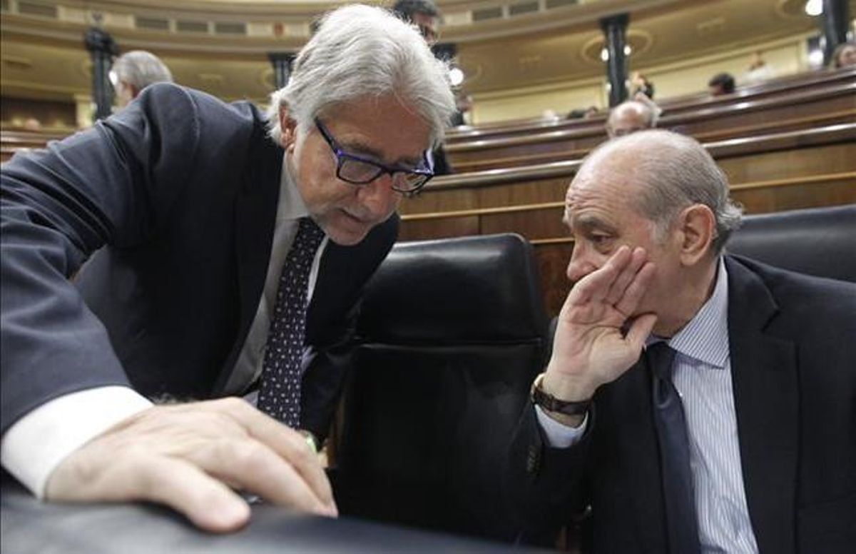 El ministro del Interior, Jorge Fernández Díaz, y el diputado de CiU Josep Sánchez Llibre, en el Congreso, este miércoles, 22 de mayo. EFE /FERNANDO ALVARADO El ministro del Interior, Jorge Fernández Díaz, y el diputado de CiU Josep Sánchez Llibre, en el Congreso, este miércoles, 22 de mayo. EFE /FERNANDO ALVARADO