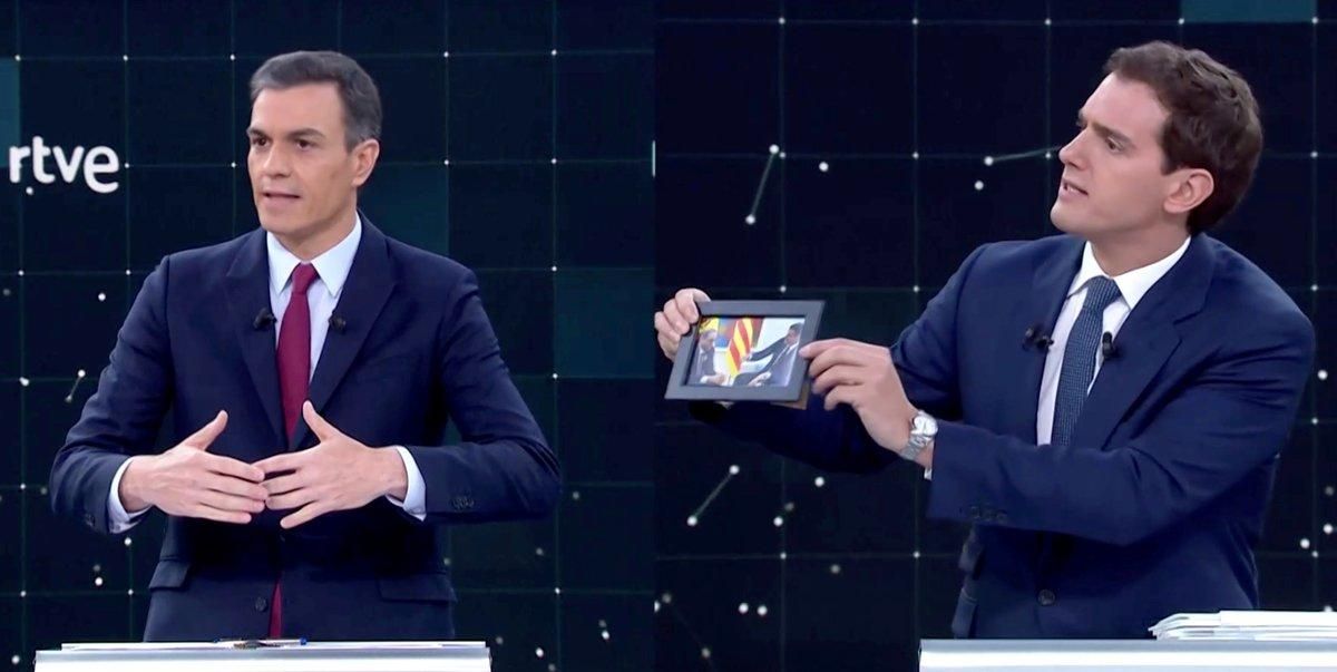 Rivera muestra a Sánchez su foto con Torra. Rivera muestra a Sánchez su foto con Torra.