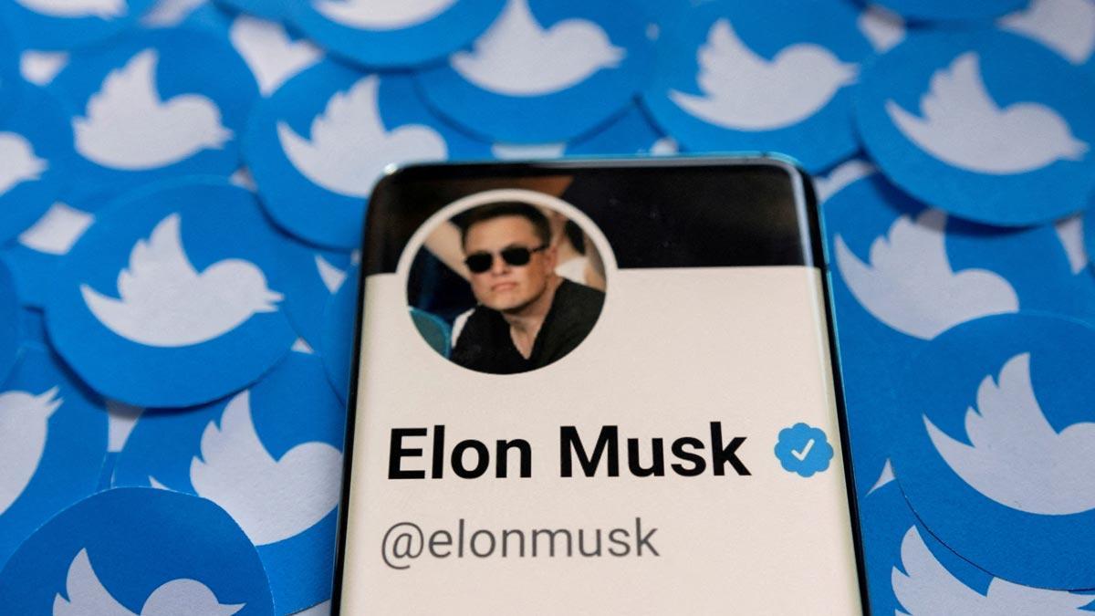 El perfil de Twitter de Elon Musk en un móvil, sobre varios logos de la red social. El perfil de Twitter de Elon Musk en un móvil, sobre varios logos de la red social.
