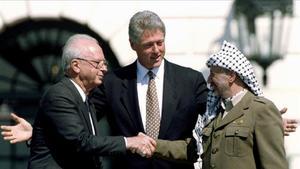 Foto del 13 de septiembre de 1993, en la que aparecen en la Casa Blanca el entonces presidente de EEUU, Bill Clinton, junto Isaab Rabin y Yasser Arafat.