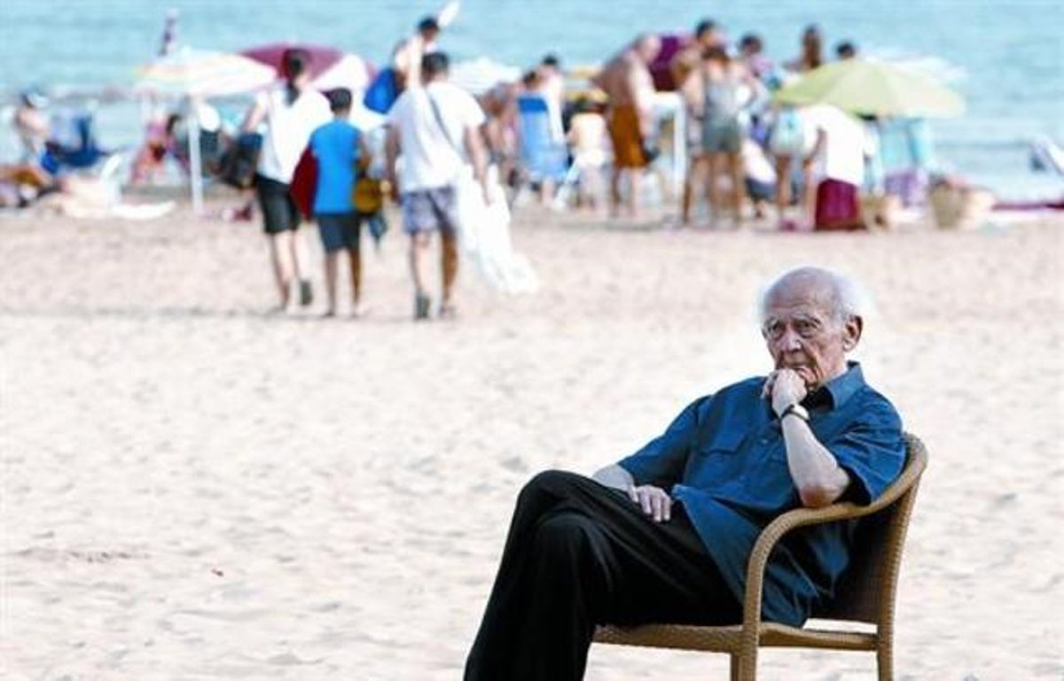 DesazónEl sociólogo Zygmunt Bauman, en la playa de Benicàssim (Castellón), donde participa en el foro social del festival Sunsplash, ayer. DesazónEl sociólogo Zygmunt Bauman, en la playa de Benicàssim (Castellón), donde participa en el foro social del festival Sunsplash, ayer.