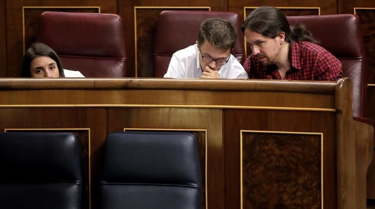 Pablo Iglesias e Íñigo Errejón conversan durante el pleno del Congreso. Pablo Iglesias e Íñigo Errejón conversan durante el pleno del Congreso.