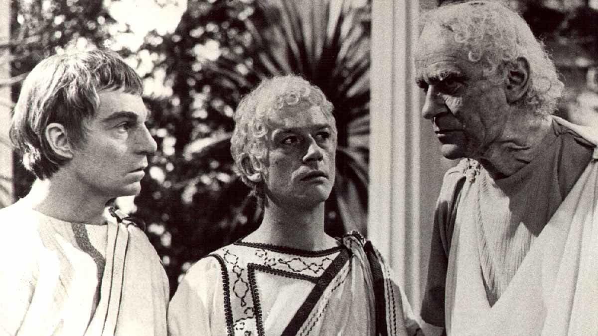 Claudio, Calígula y Tiberio, en una escena de la serie inspirada por el libro de Robwert Graves. Claudio, Calígula y Tiberio, en una escena de la serie inspirada por el libro de Robwert Graves.