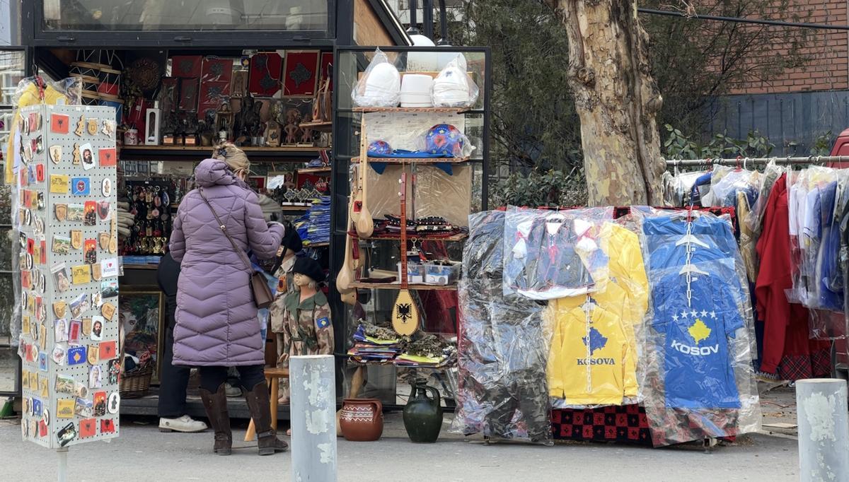 Les dones de Kosovo enterren les velles generacions de la guerra Les dones de Kosovo enterren les velles generacions de la guerra
