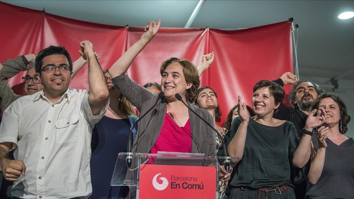 Ada Colau, entre Gerardo Pisarello y Laia Ortiz, en la noche electoral del 24 de mayo del 2015, cuando ganó las elecciones municipales de Barcelona. Ada Colau, entre Gerardo Pisarello y Laia Ortiz, en la noche electoral del 24 de mayo del 2015, cuando ganó las elecciones municipales de Barcelona.