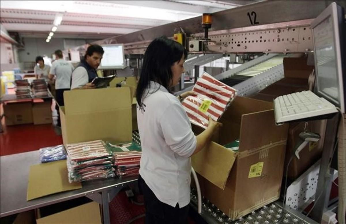 Empleados y empleadas en una empresa textil. Empleados y empleadas en una empresa textil.