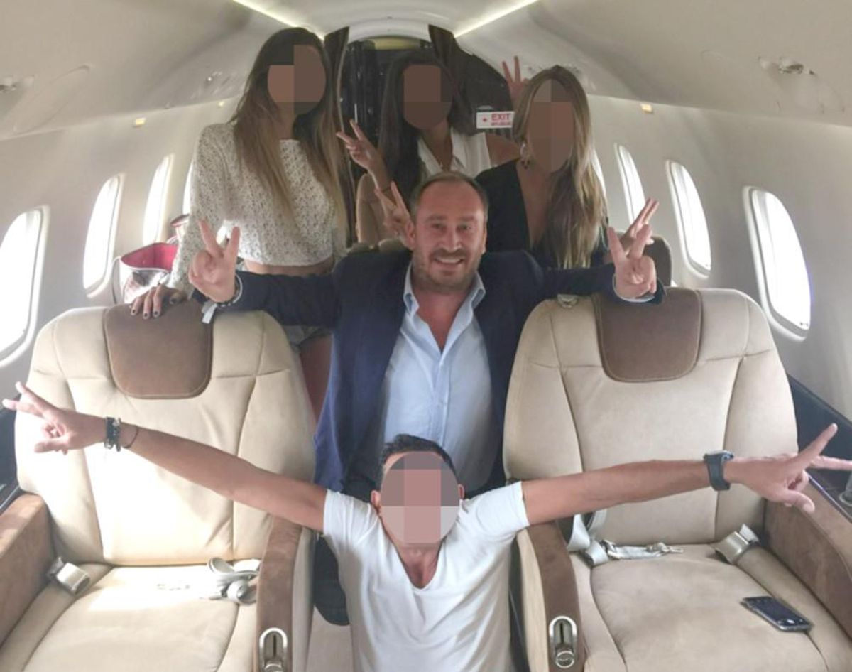 Pierre Dadak (en el centro), en un avión privado en compañía d eun hombre y tres mujeres. Pierre Dadak (en el centro), en un avión privado en compañía d eun hombre y tres mujeres.
