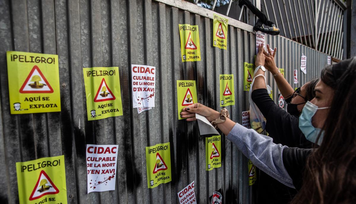 Familiares y amigos de Xavi, joven fallecido en un siniestro laboral, protestan frente a las puertas de Cidac.