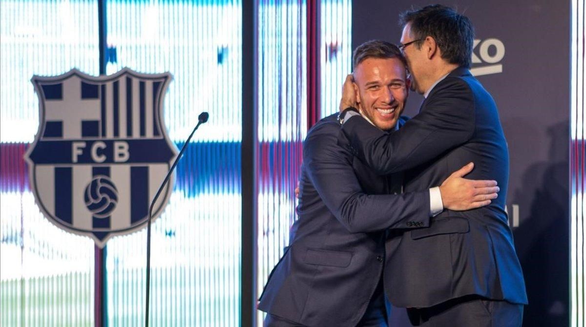 Josep María Bartomeu da la bienvenida a Arthur Melo. Josep María Bartomeu da la bienvenida a Arthur Melo.