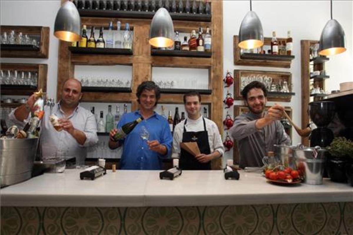 Javier Cotorruelo, Carles Abellan, Toni Romero y Armando Anta, tras la barra de Suculent. Foto: Francesc Casals Javier Cotorruelo, Carles Abellan, Toni Romero y Armando Anta, tras la barra de Suculent. Foto: Francesc Casals