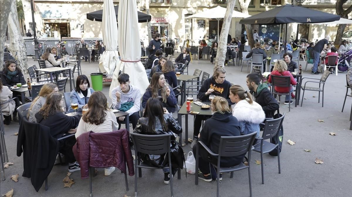 Ambiente en una terraza de la plaza de la Vila de Gràcia. Ambiente en una terraza de la plaza de la Vila de Gràcia.