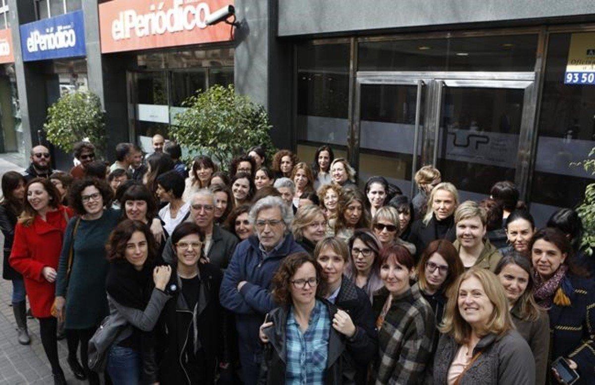 Trabajadoras del Grupo Zeta se manifiestan frente a las oficinas duran la media hora de huelga convocada con motivo del Dia Internacional de la Mujer