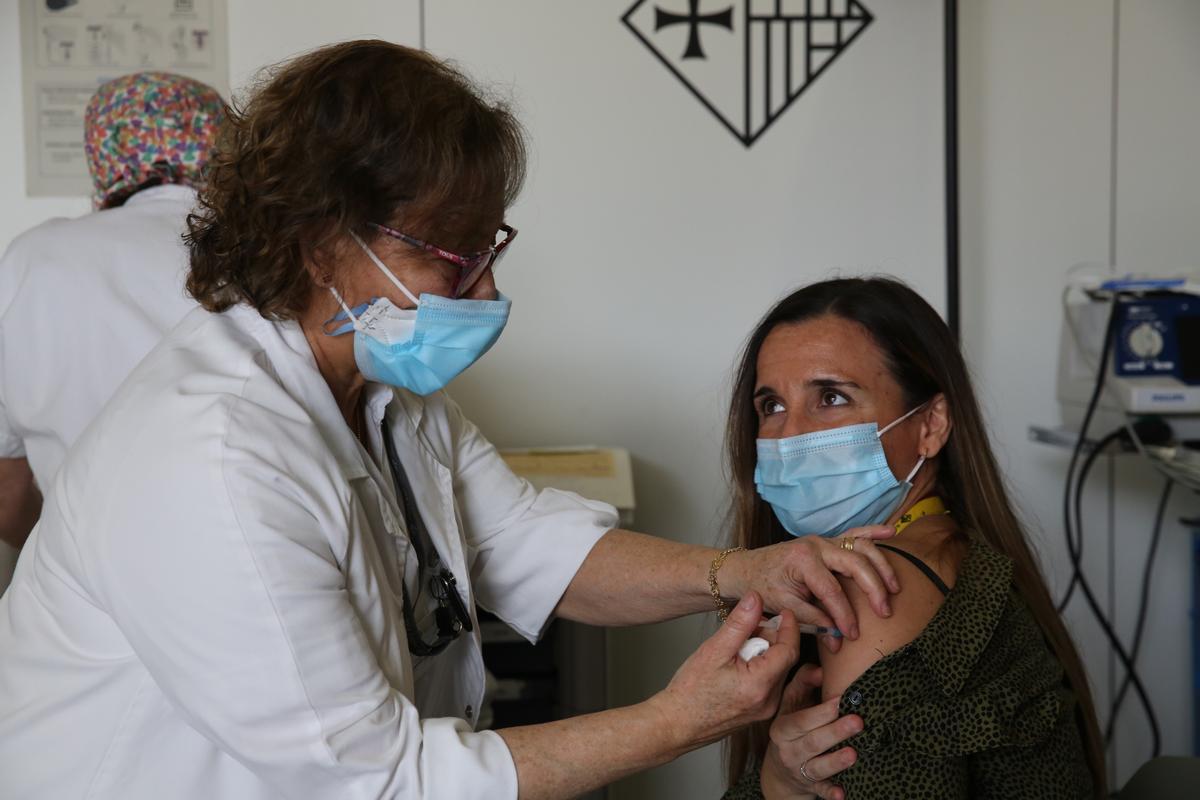Una mujer recibe la vacuna de Pfizer en el Hospital de Sant Pau, en Barcelona, en enero.